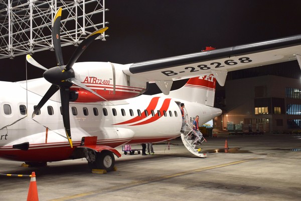 ▲▼遠航ATR72-600新機B-28268於5月28日晚間抵達台北松山機場。（圖／遠航提供）