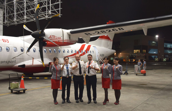 ▲▼遠航ATR72-600新機B-28268於5月28日晚間抵達台北松山機場。（圖／遠航提供）