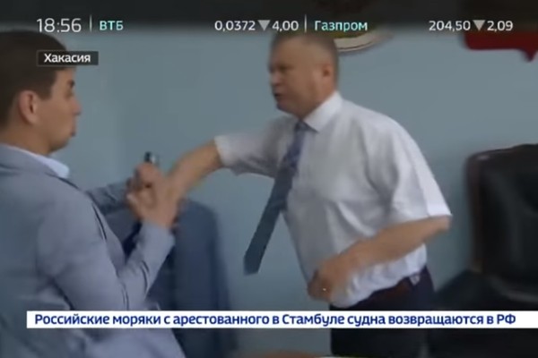 ▲▼俄羅斯官員被問到有關貪汙的問題，直接把記者摔在地上。（圖／翻攝自YouTube／ Россия 24） 