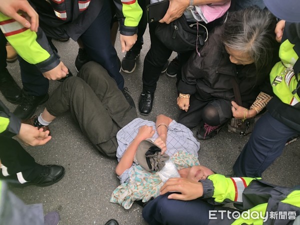 ▲▼獨派抗議民眾霸占馬路遭警方架離。（圖／記者林銘翰攝） 