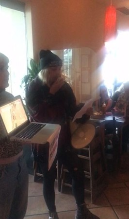 ▲▼素食者闖入烤雞店，要求菜單全換素的。（圖／翻攝自臉書／Occupy Nandos） 