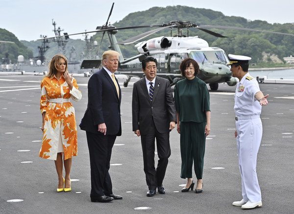 ▲▼川普與日本首相安倍晉三共登即將航母化的出雲級直升機護衛艦「加賀號」，展示兩國穩固的同盟關係。（圖／達志影像／美聯社）