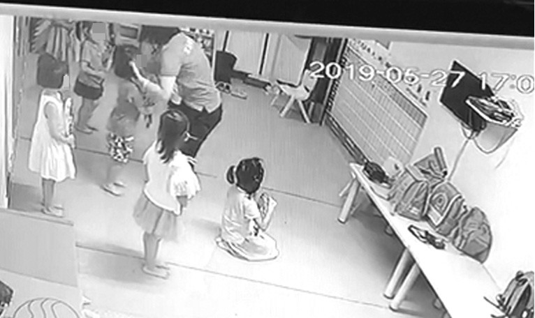 ▲▼ 5歲女兒沉遭「擰耳」整個人離地。（圖／南方特區報）