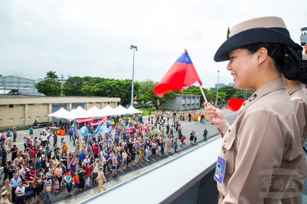 海軍敦睦支隊返抵國門　官兵家屬熱情歡迎