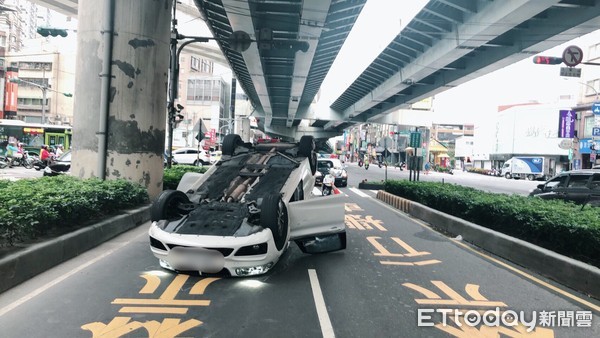 ▲▼駕駛疑因不熟路況，加上精神恍惚，最後自撞快車道分隔島，導致BMW翻轉180度，四輪朝天。（圖／記者陳雕文翻攝）