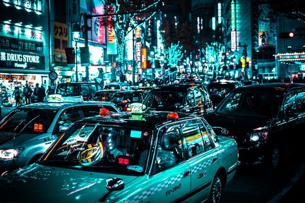 開車玩手機直接抓去關　日本修法嚴懲上路低頭族（圖／翻攝自pakutaso）