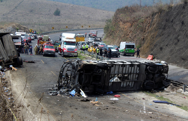 ▲▼墨西哥維拉克斯州（Veracruz）死亡車禍，20幾人被活活燒死，30多人受傷。（圖／路透）