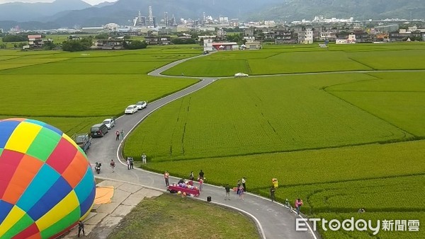 ▲▼6/8起熱氣球俯瞰宜蘭冬山鄉三奇村「伯朗大道」金黃稻浪。（圖／記者游芳男攝，下同）