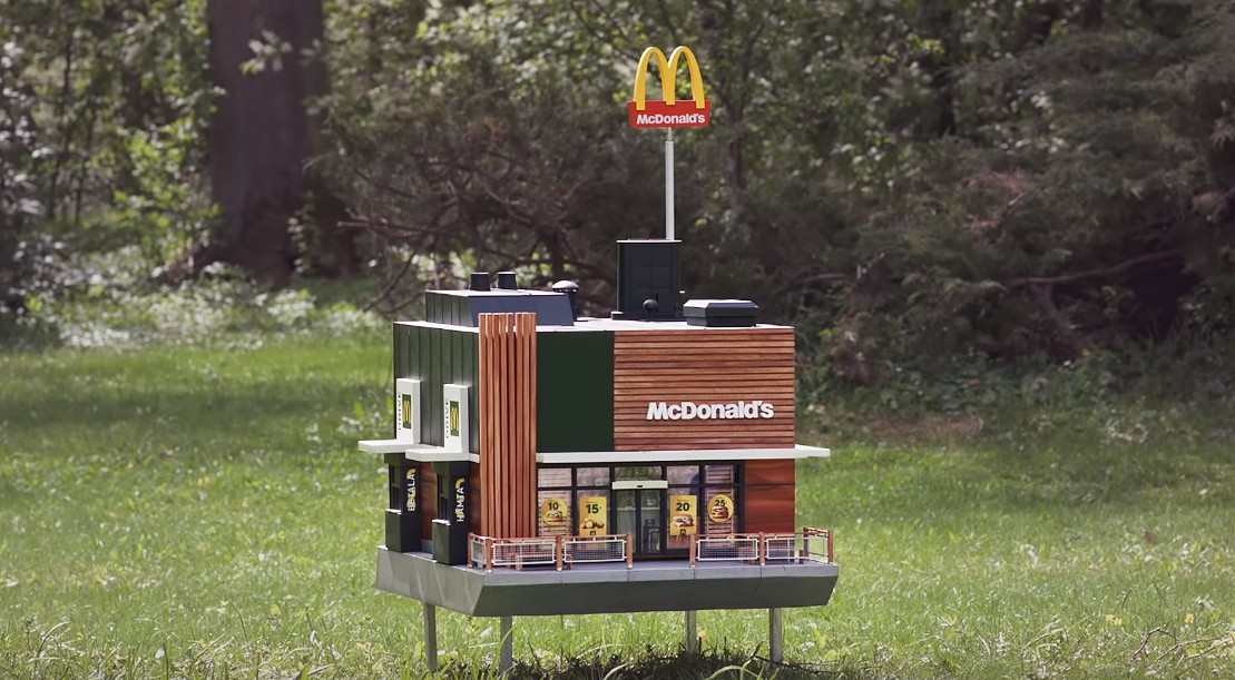 ▲▼全世界最小的麥當勞。（圖／翻攝自YouTube／McDonald`s Sverige）