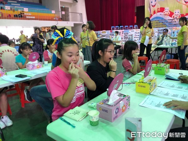 ▲台南市牙醫師公會在新營區新民國小，舉辦2019年台南市國小學童潔牙觀摩活動。（圖／記者林悅翻攝，下同）