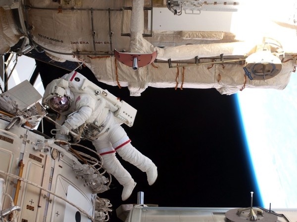 ▲俄羅斯太空人奧夫奇寧在國際大空站外面作業時的畫面。(圖／NASA)