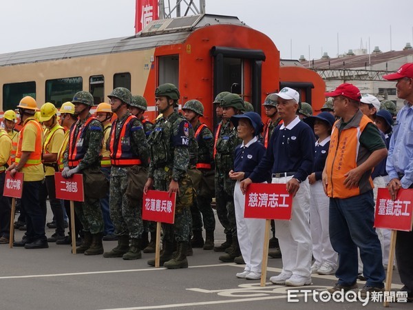 ▲▼由台鐵主辦的108年鐵安「動員、災行、反恐」演習，現場191位包含軍、警、消、醫護、慈濟基金會等各單位投入模擬演習。（圖／慈濟基金會提供）