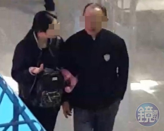 蘇姓教官被目擊與中國籍女學生在機場挽手並肩而行。（讀者提供）