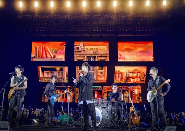 ▲五月天於12日在香港舉行演唱會，幕後工作人員就包括了《木曜4》團隊。（圖／翻攝自五月天臉書）