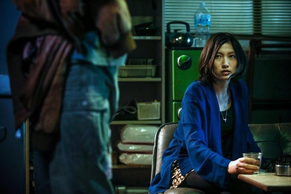 日本電影配樂家及導演半野喜弘，跨足導演前已是知名電影配樂家，圖為他自編自導《雨中的女人》，也親自配樂。（翻攝自asianfilmvault.com）