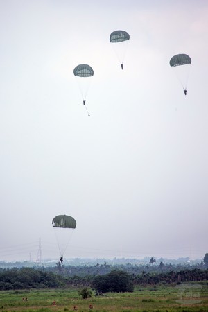 聯合反空降實兵演練　驗證陸空作戰能力。（圖／軍聞社）