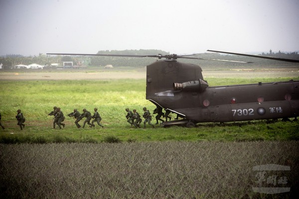 聯合反空降實兵演練　驗證陸空作戰能力。（圖／軍聞社）