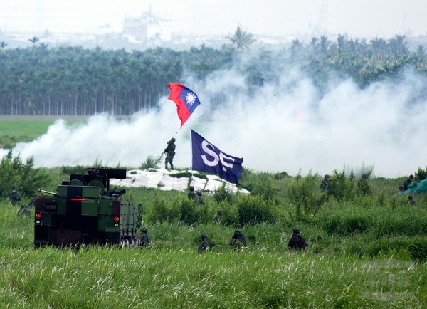 聯合反空降實兵演練　驗證陸空作戰能力。（圖／軍聞社）