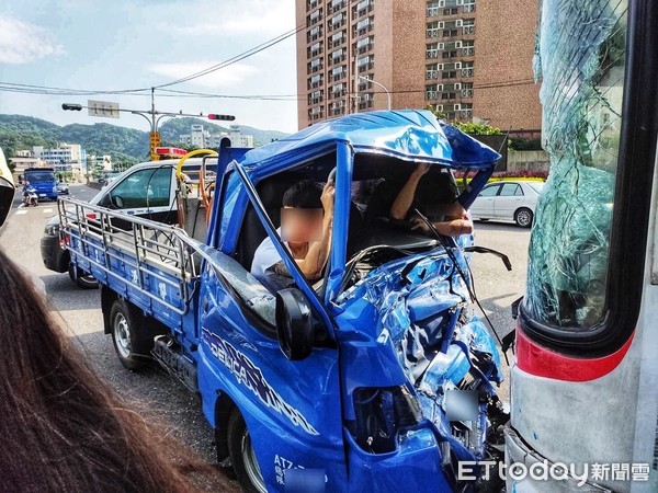 ▲ 萬里台二線小貨車與公車對撞 2男受困救出公車1女乘客受傷送醫。（圖／記者郭世賢翻攝）