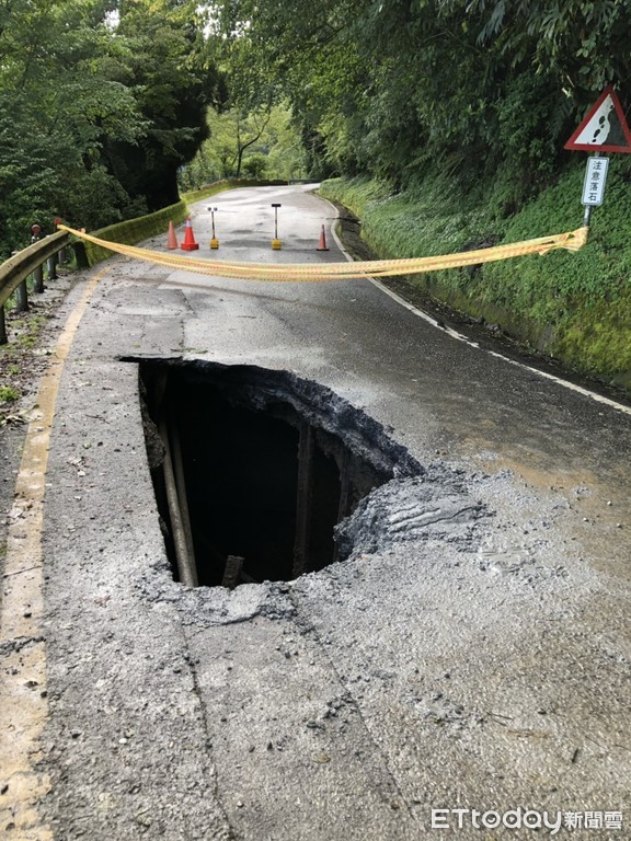 ▲▼ 路基流失破大洞　合歡山公路翠峰到松雪樓雙向禁行。（圖／公路總局提供）