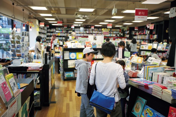 ▲▼ 日本東京「蠟筆屋」是一間專為女性和兒童發聲的書店，店主人落合惠子以書店為平台，投入反核、反戰運動和反歧視運動。（圖／聯經出版提供，金彥鎬《書店旅圖》）