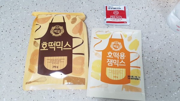 ▲製作黑糖餅粉。（圖／翻攝自Naver Blog／bflythedj）