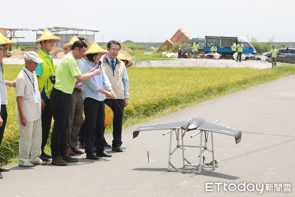 ▲現場除了有「神農無人機」自動起降與多機群飛精彩示範外，蔡英文總統也親自啟動「翼龍無人機」的彈射裝置。（圖／記者林悅翻攝，下同）