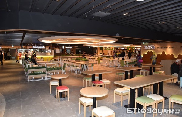 ▲試營運的第二航廈地下美食街，全新空間設計提供國人更好的機場餐飲選擇。（記者沈繼昌翻攝）