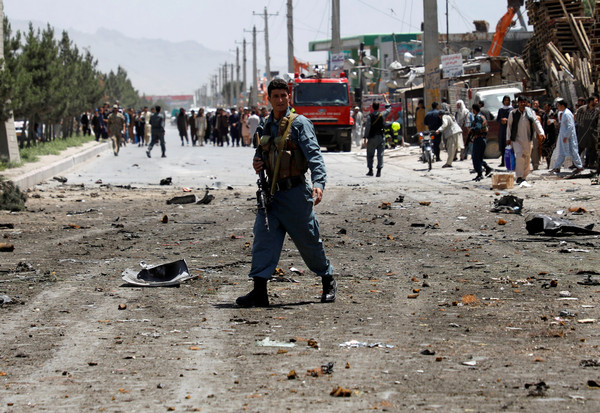 ▲▼一名汽車炸彈客襲擊阿富汗首都喀布爾（Kabul）的美軍車隊，塔利班組織承認犯案。（圖／路透）