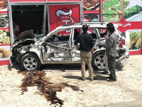 ▲▼一名汽車炸彈客襲擊阿富汗首都喀布爾（Kabul）的美軍車隊，塔利班組織承認犯案。（圖／路透）