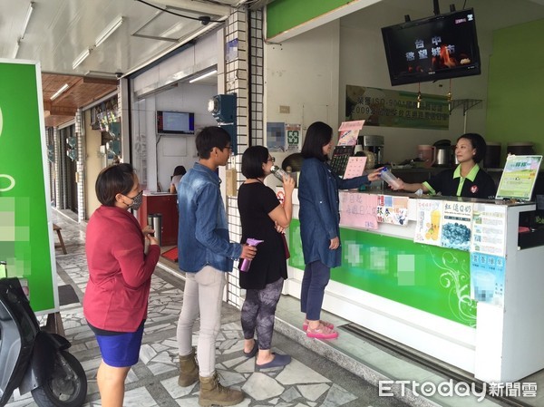 ▲▼花蓮擴大補助使用環保杯，凡至活動配合店家自備環保杯購買飲品，不限品項與容量，每杯均可現場折價5元。（圖／花蓮縣政府提供，下同）