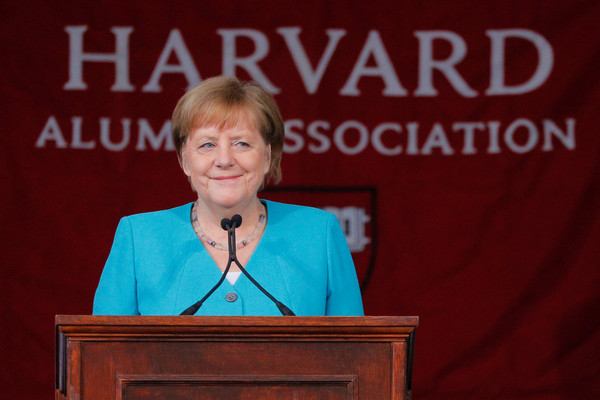▲▼德國總理梅克爾（Angela Merkel）告訴哈佛大學畢業生，必須擊垮「無知之牆」。（圖／路透）
