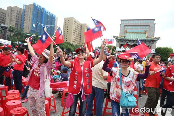 ▲▼【決戰2020-贏回台灣】凱道造勢大會,景福門前民眾。（圖／記者季相儒攝）