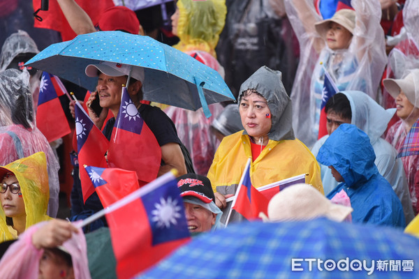 ▲【戰2020-贏回台灣】凱道造勢大會，韓國瑜支持者不畏風雨支持。（圖／記者林敬旻攝）