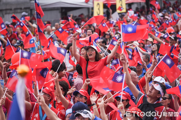 ▲【戰2020-贏回台灣】凱道造勢大會，韓國瑜支持者不畏風雨支持。（圖／記者林敬旻攝）