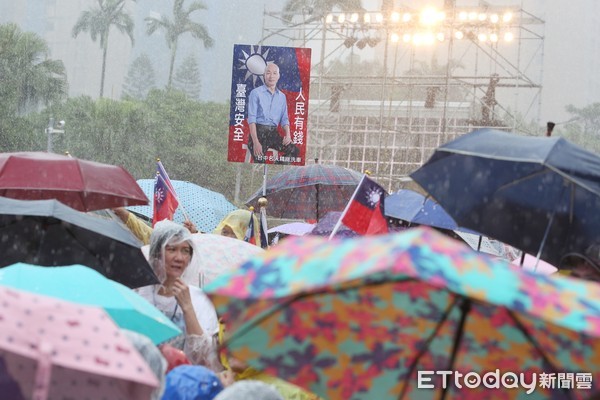 ▲▼【決戰2020-贏回台灣】凱道造勢大會,現場下大雨澆不熄熱情的韓粉。（圖／記者季相儒攝）