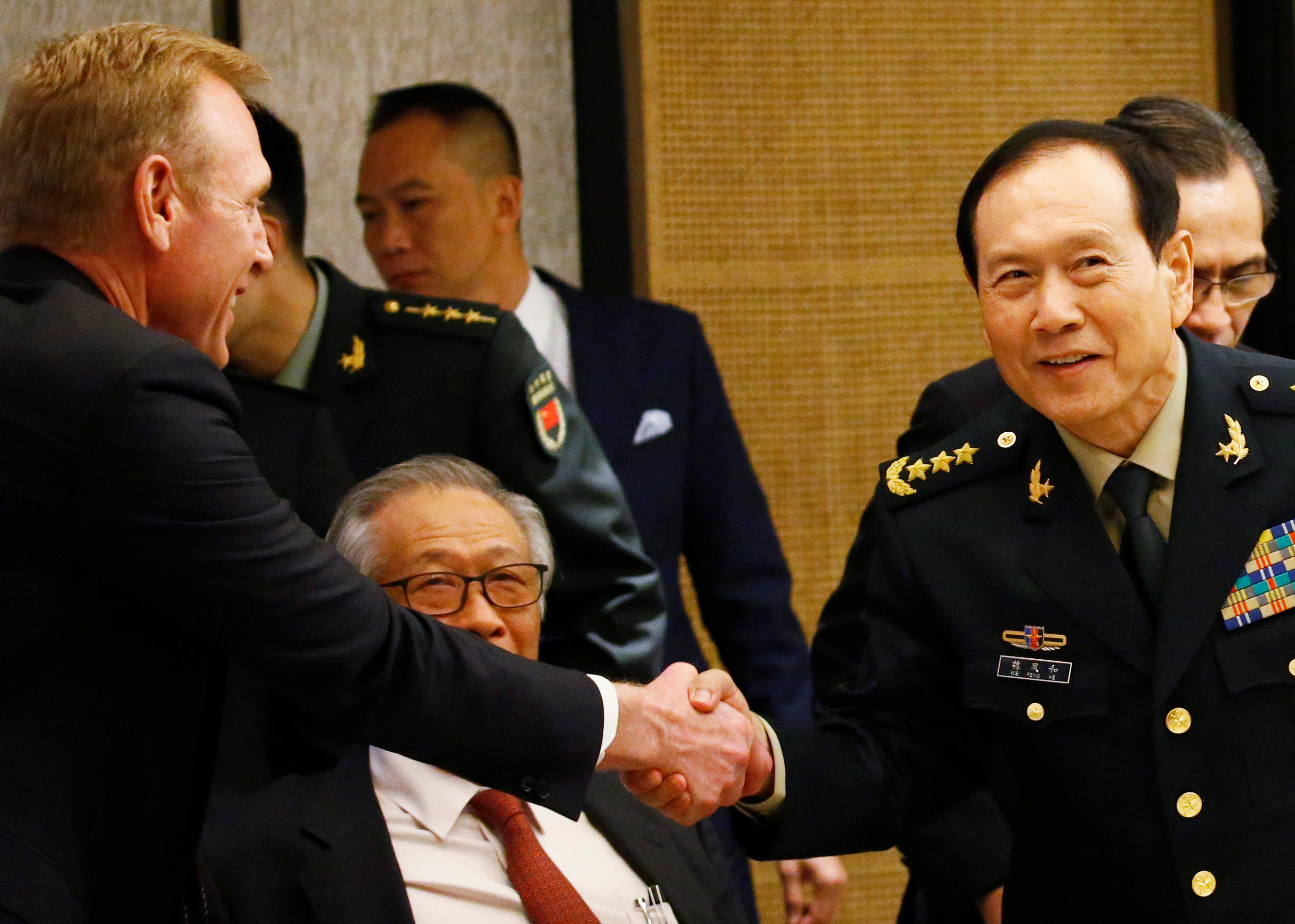 ▲▼ 美國防部代理部長夏納翰（Patrick Shanahan）1日與中國國防部長魏鳳和握手。（圖／路透）