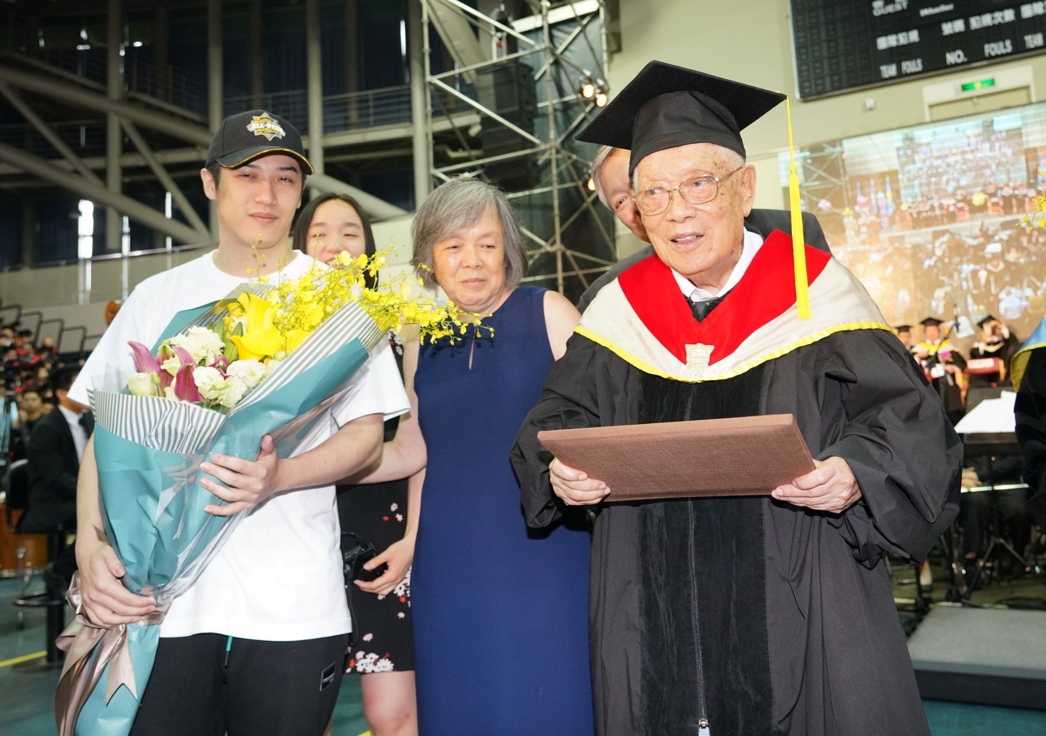 ▲▼  全國最高齡95歲博士熊智銳畢業了  文大校長為他撥穗、頒證書  。（圖／文化大學提供）