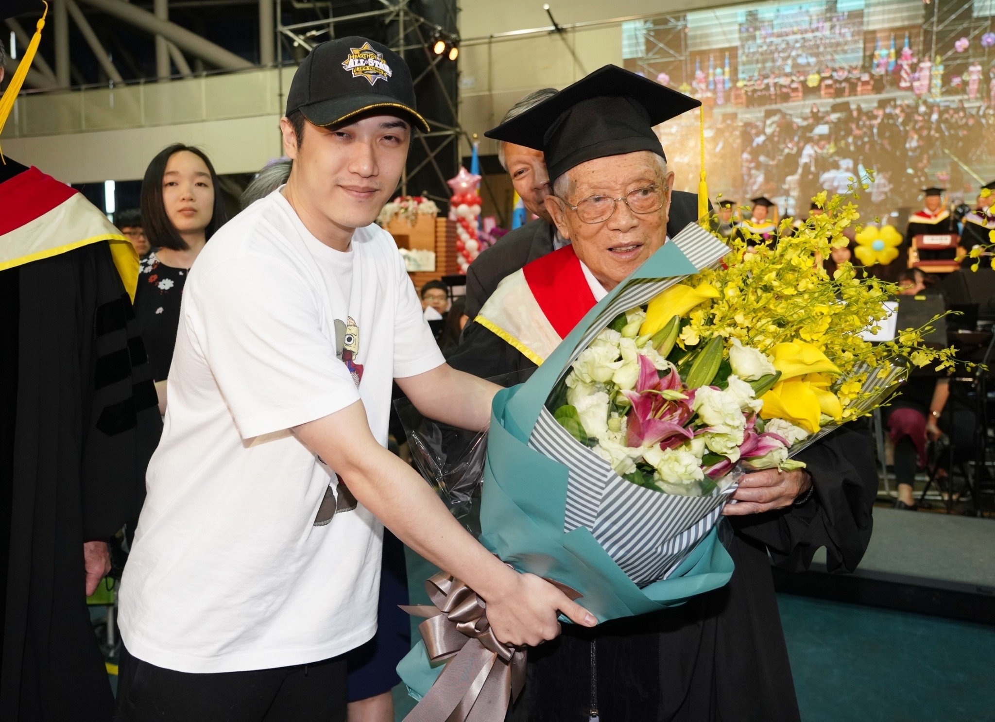 ▲▼  全國最高齡95歲博士熊智銳畢業了  文大校長為他撥穗、頒證書  。（圖／文化大學提供）