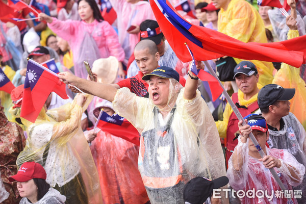 ▲【戰2020-贏回台灣】凱道造勢大會，韓國瑜支持者不畏風雨支持。（圖／記者林敬旻攝） 