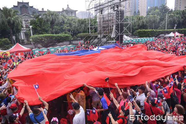 ▲【戰2020-贏回台灣】凱道造勢大會，韓國瑜支持者傳遞巨型國旗。（圖／記者林敬旻攝） 