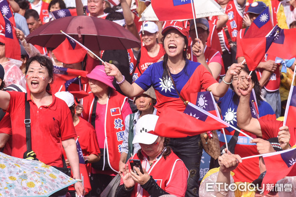 ▲【戰2020-贏回台灣】凱道造勢大會，現場露出陽光，韓國瑜支持者很開心。（圖／記者林敬旻攝） 