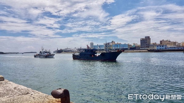 ▲ 陸船「滾輪式網具」越界七美海域 澎湖海巡押返馬公偵辦。（圖／記者郭世賢翻攝）