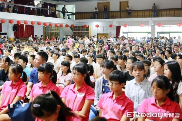 ▲台南市政府舉辦2019年學藝參賽優秀學生表揚大會，由市長黃偉哲頒獎表揚優秀學生。（圖／記者林悅翻攝，下同）