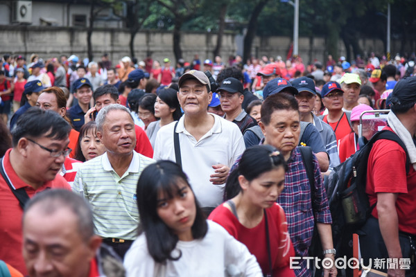 ▲【戰2020-贏回台灣】凱道造勢大會，韓國瑜支持者散場。（圖／記者林敬旻攝） 