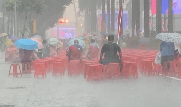 ▲▼六一凱道造勢，即使下雨，韓粉仍不離不棄。（圖／翻攝自黃敬平臉書）