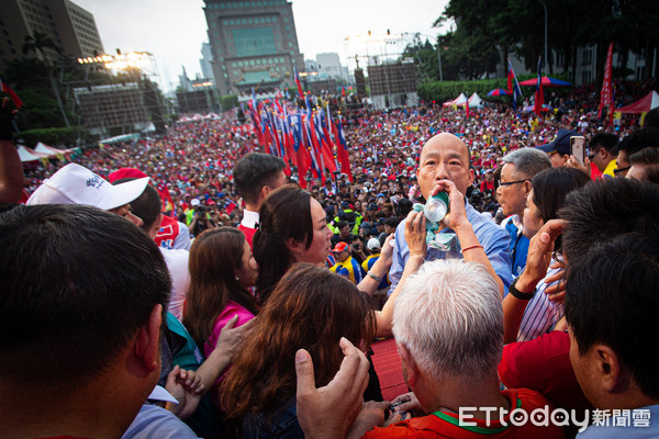 ▲▼【決戰2020-贏回台灣】凱道造勢大會,韓國瑜大進場,李佳芬幫正在喝水的韓國瑜擦汗。（圖／記者季相儒攝） 