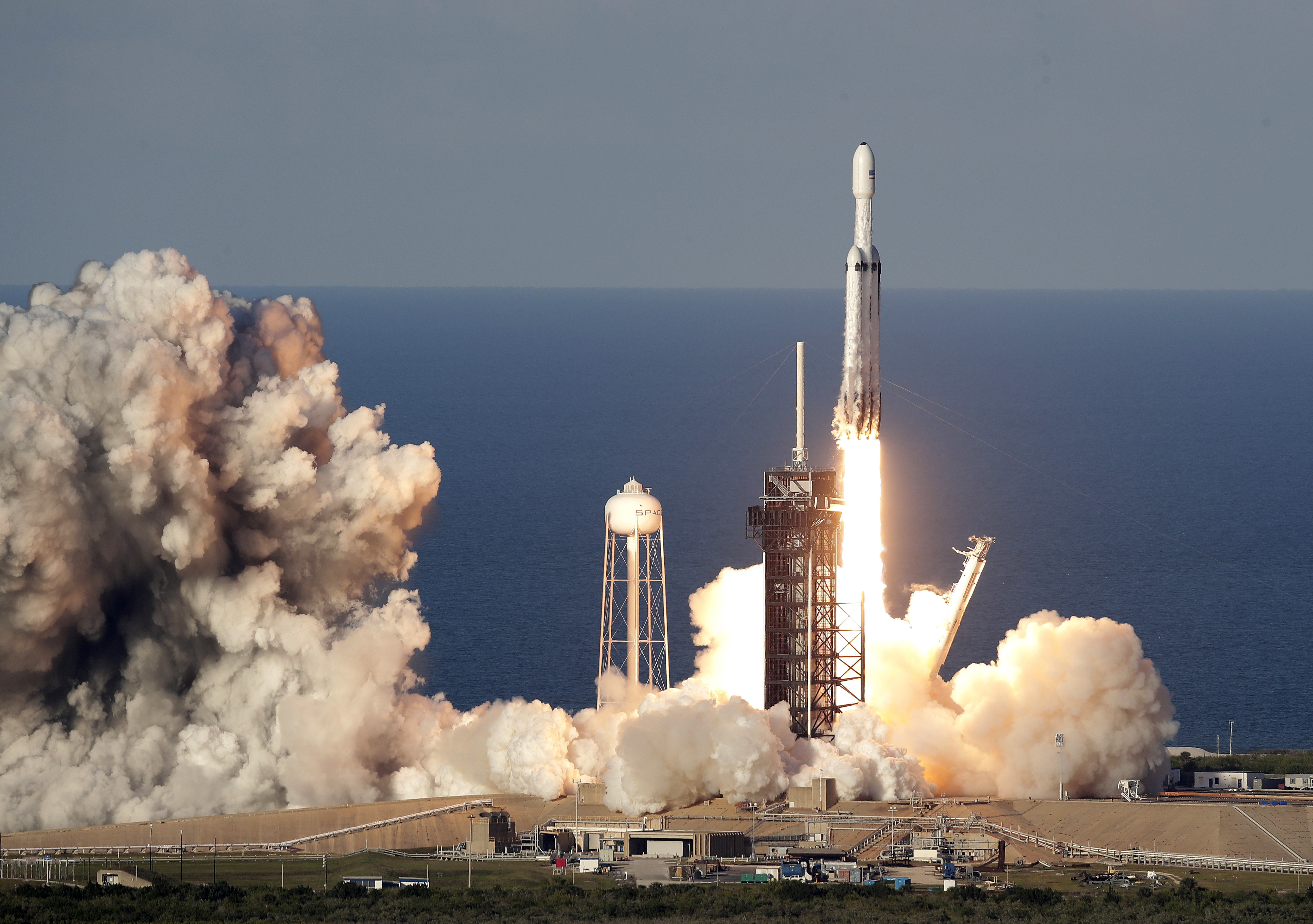▲▼Space X今年4月發射的火箭，上頭載有衛星。（圖／達志影像／美聯社）