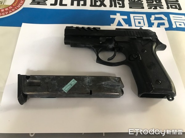 ▲北市大同警方不到24小時便逮捕涉嫌當街開槍傷人的吳姓槍手、並起獲作案兇槍。（圖／記者張君豪翻攝）