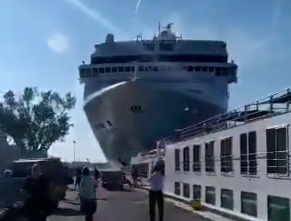 ▲▼  義大利城市威尼斯（Venice）2日上午郵輪MSC Opera失控意外撞上碼頭，至少4人受傷。（圖／翻攝自推特）